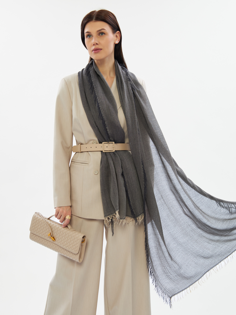 Палантин женский графитового оттенка с бахромой