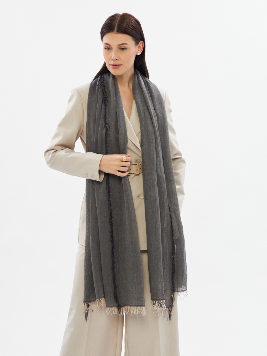 Палантин женский графитового оттенка с бахромой