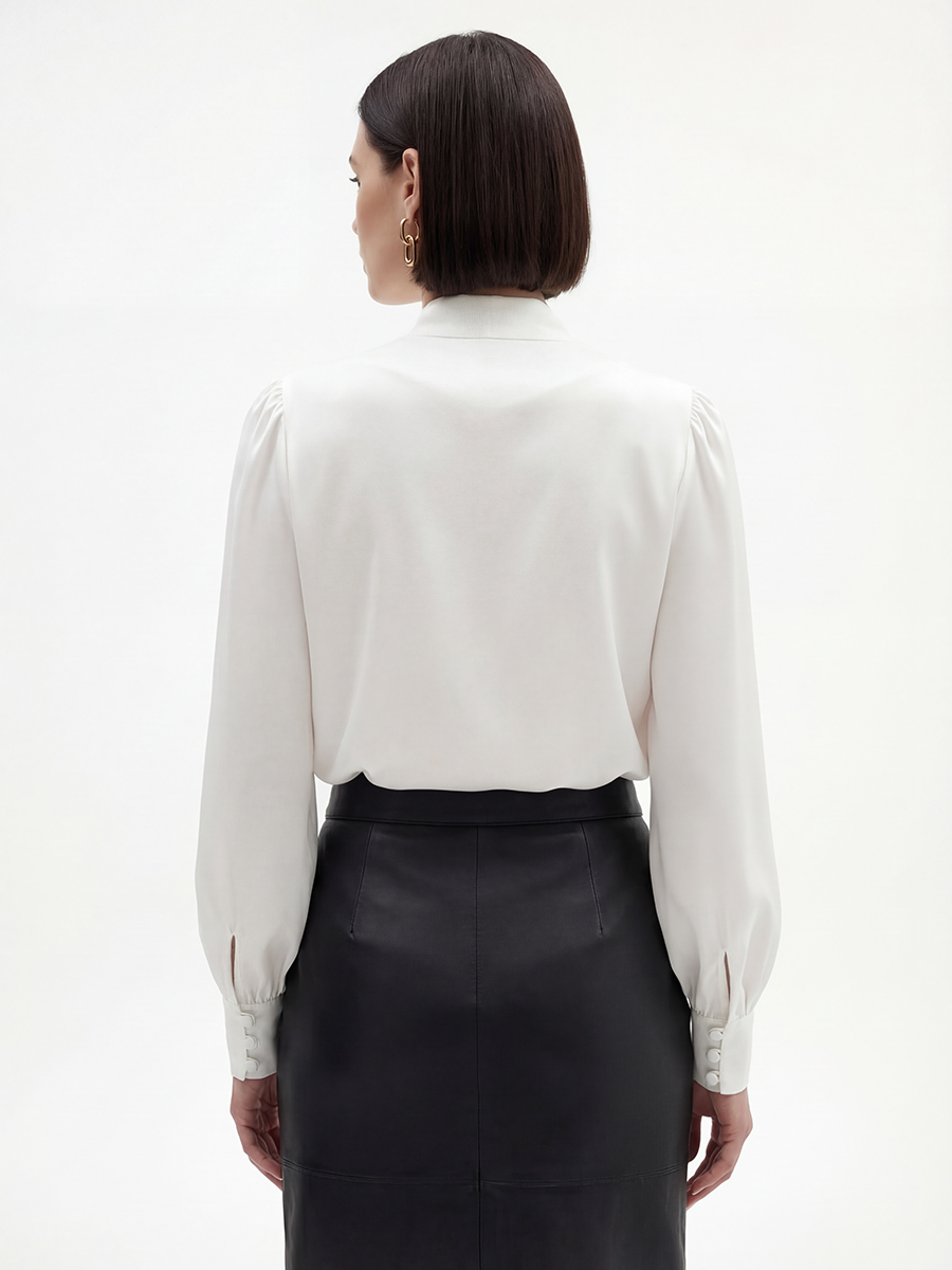 Блуза с вырезом  