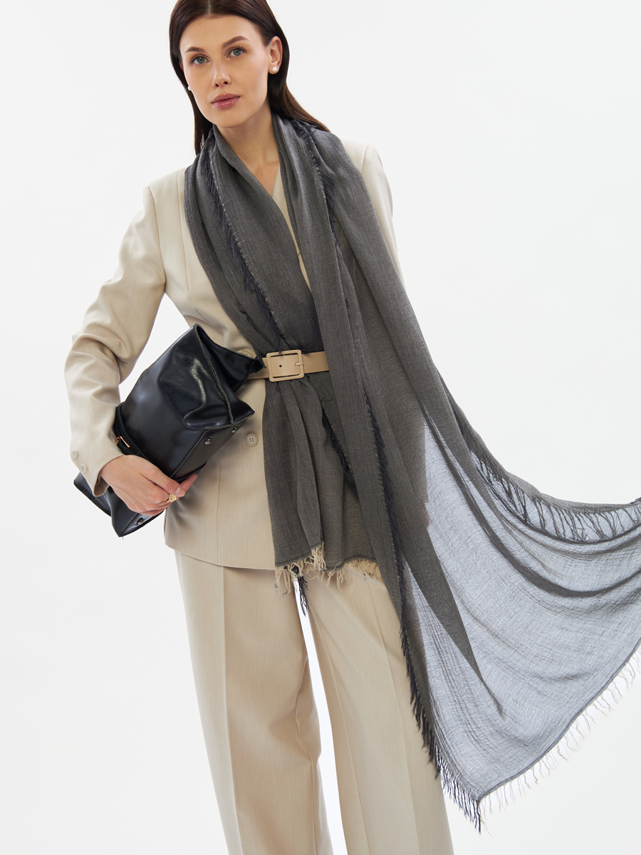Палантин женский графитового оттенка с бахромой