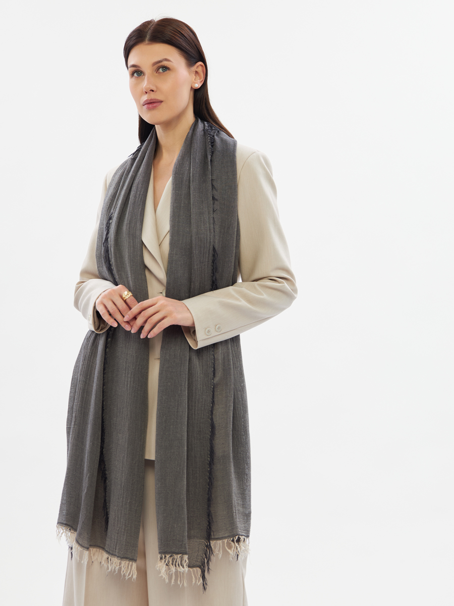 Палантин женский графитового оттенка с бахромой