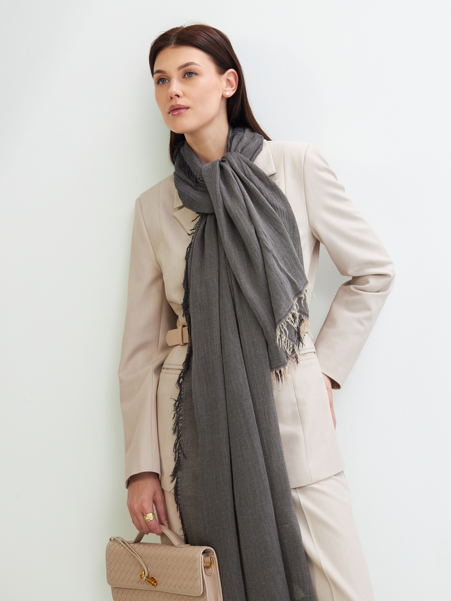 Палантин женский графитового оттенка с бахромой