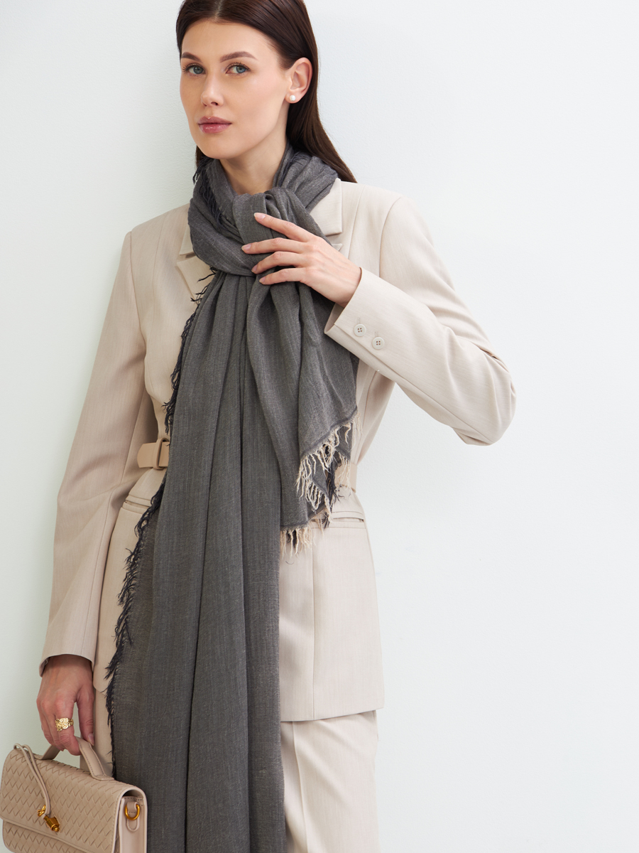 Палантин женский графитового оттенка с бахромой