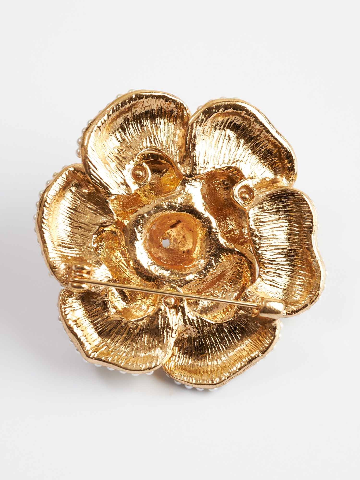 Брошь камелия молочная в жемчуге