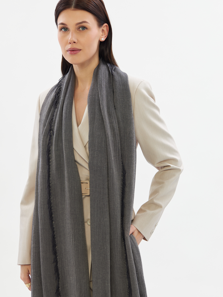 Палантин женский графитового оттенка с бахромой