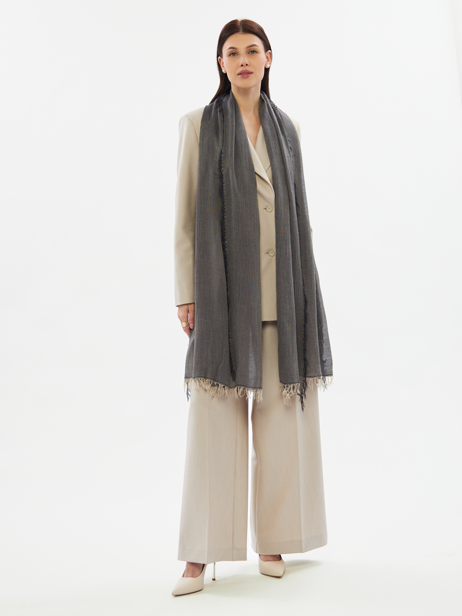 Палантин женский графитового оттенка с бахромой