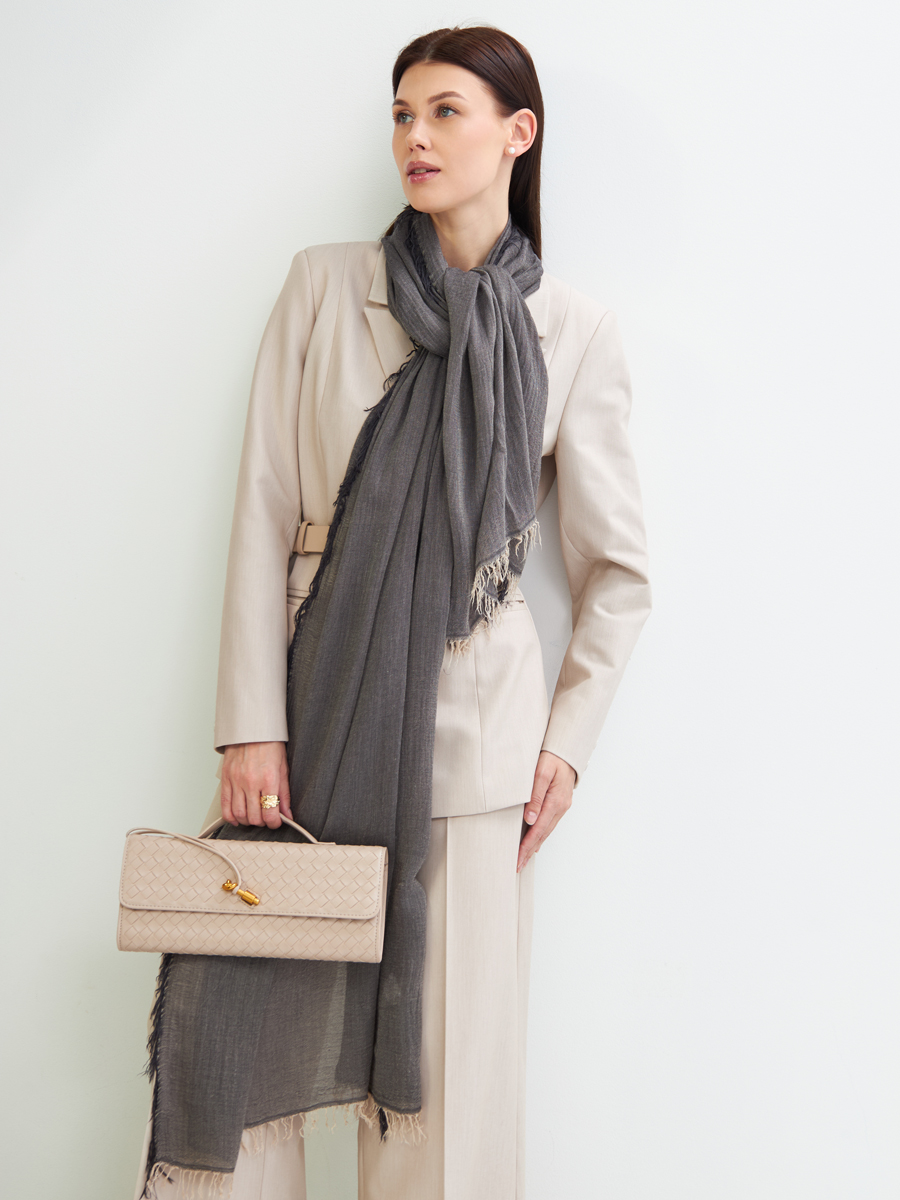 Палантин женский графитового оттенка с бахромой