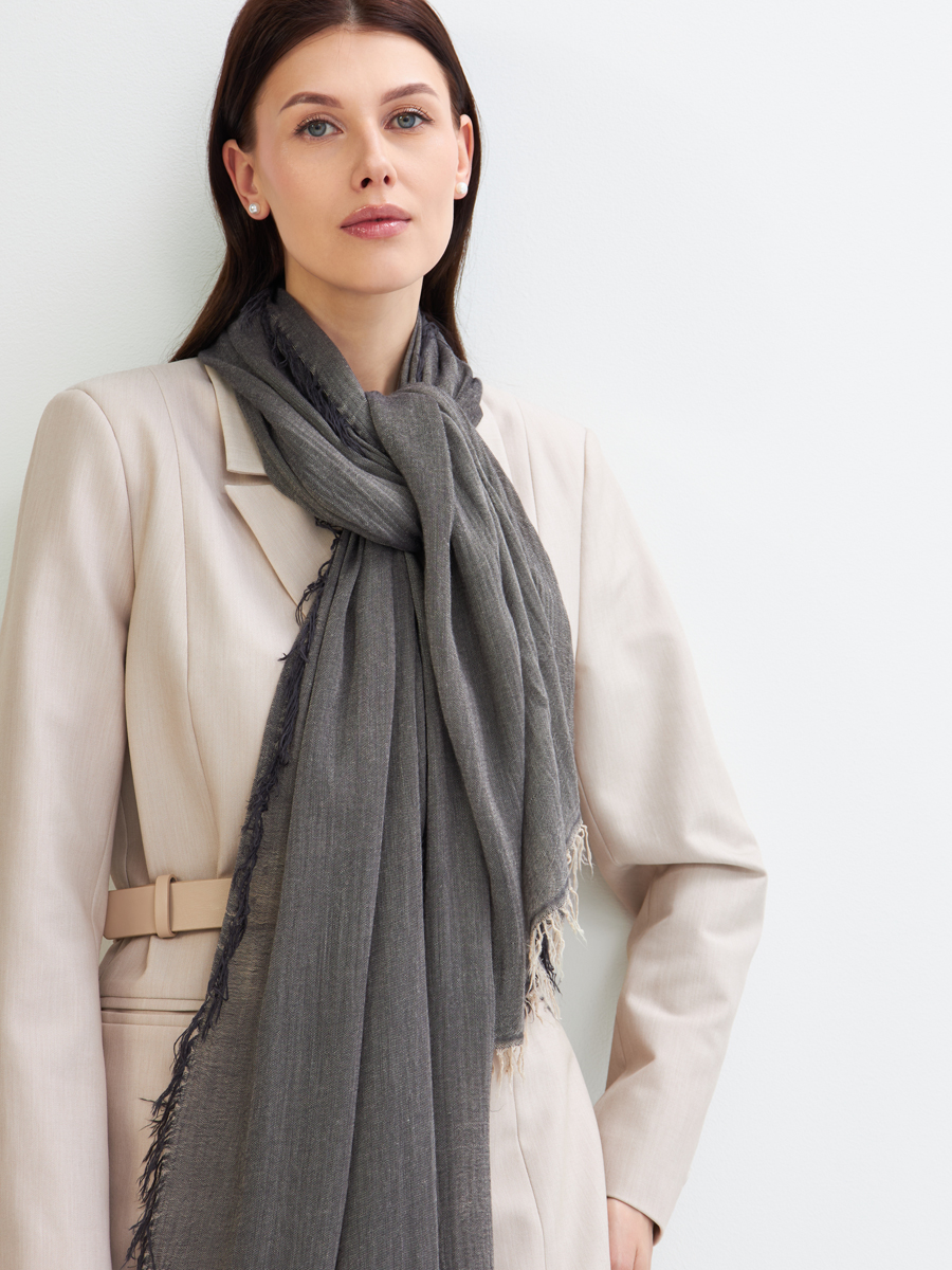 Палантин женский графитового оттенка с бахромой