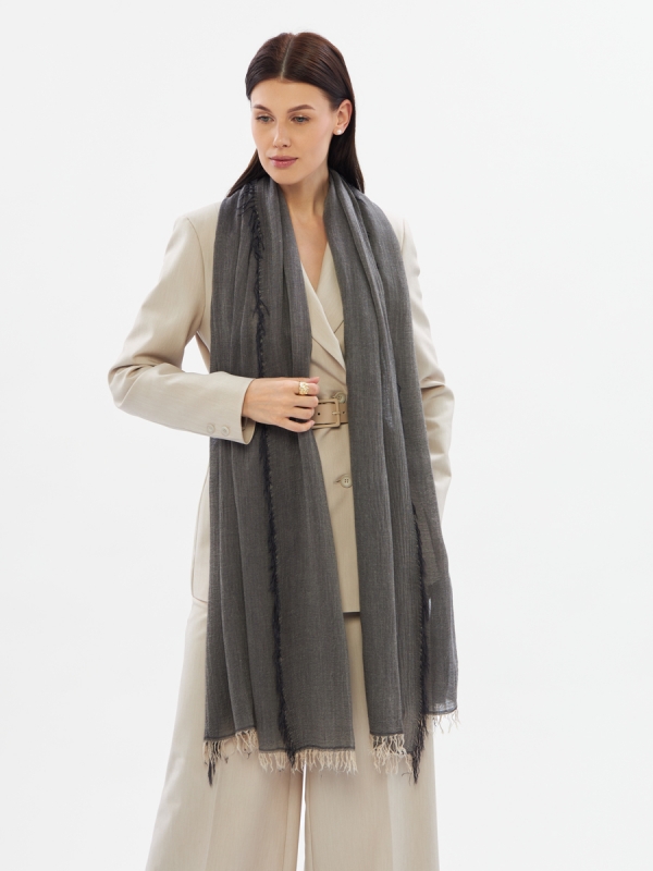 Палантин женский графитового оттенка с бахромой