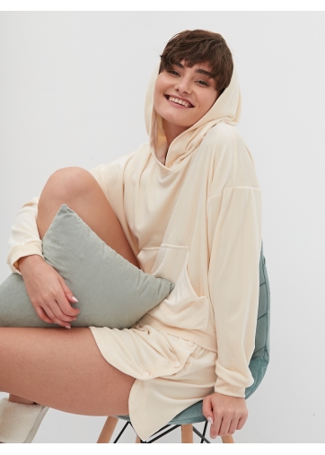 Костюм из велюра с худи и шортами