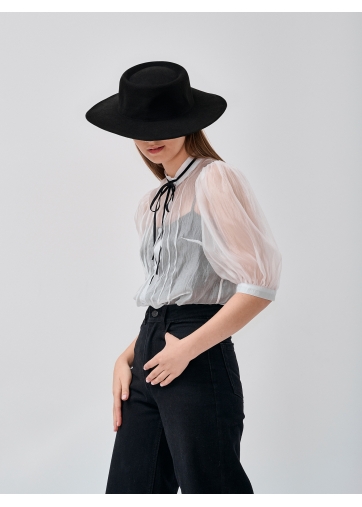 Блузка из органзы прямого силуэта с воротником-стойкой и завязками