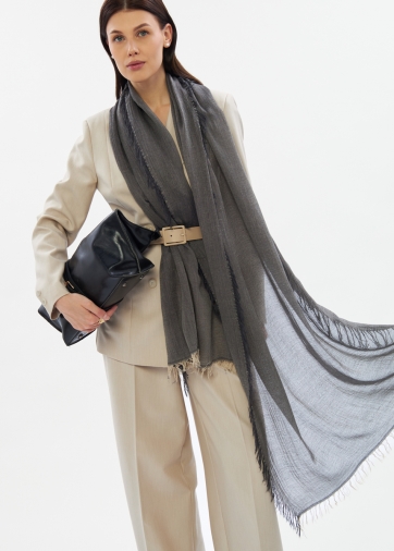 Палантин женский графитового оттенка с бахромой