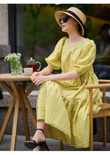 Платье с рукавами-буфами в желто-белую клетку