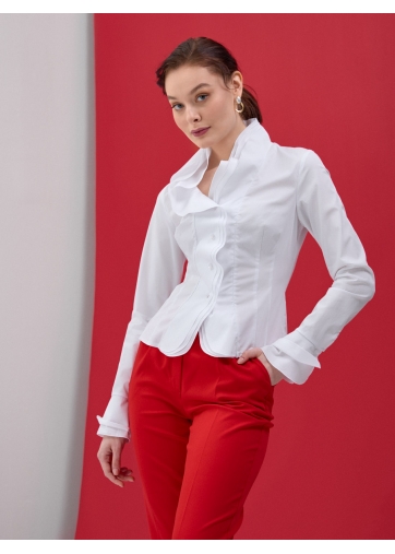 Блузка приталенного силуэта с воланами