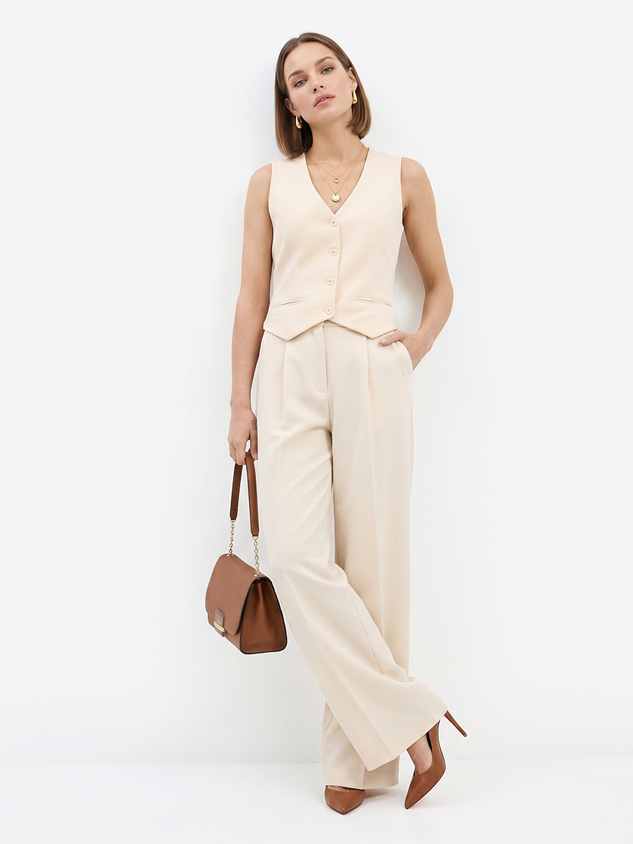 Жилет из костюмной ткани молочный