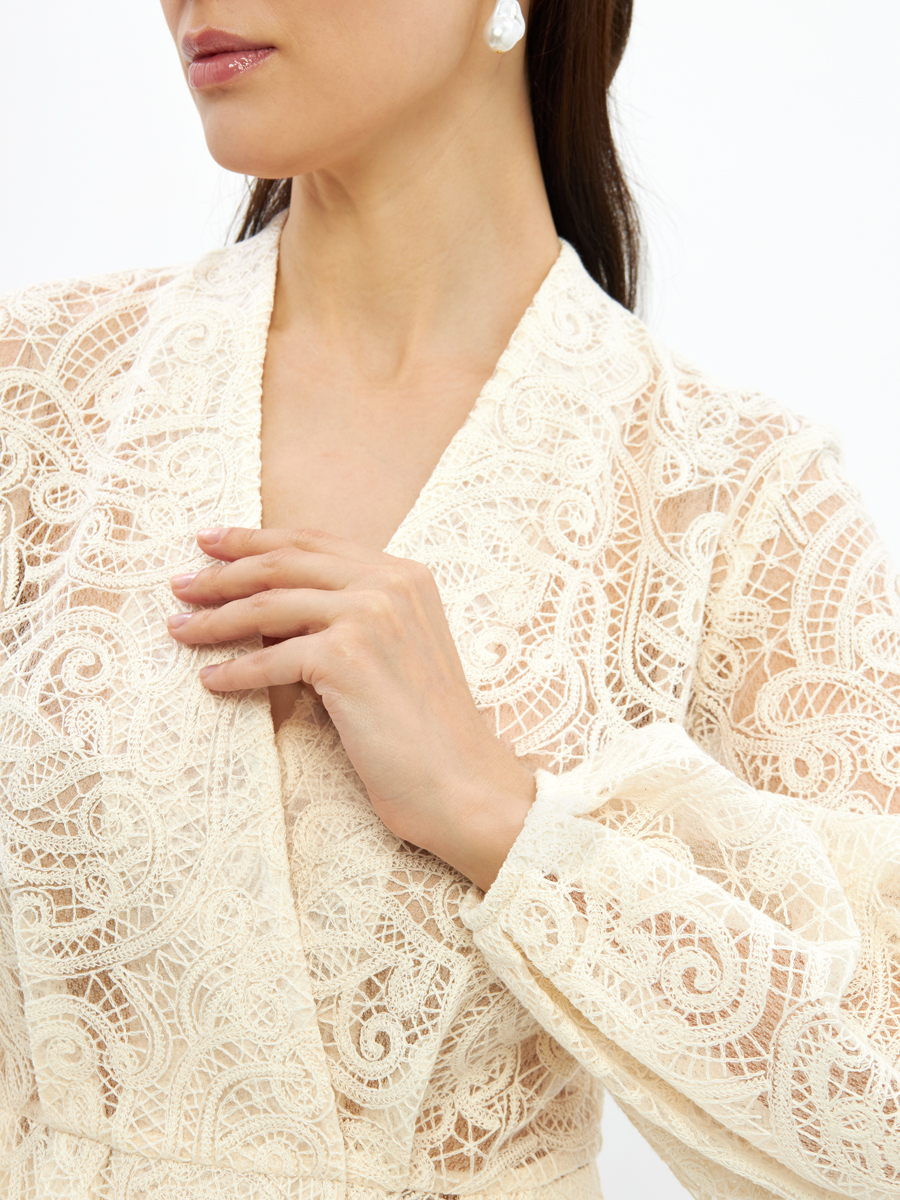 Блузка из кружева с баской и поясом, молочная