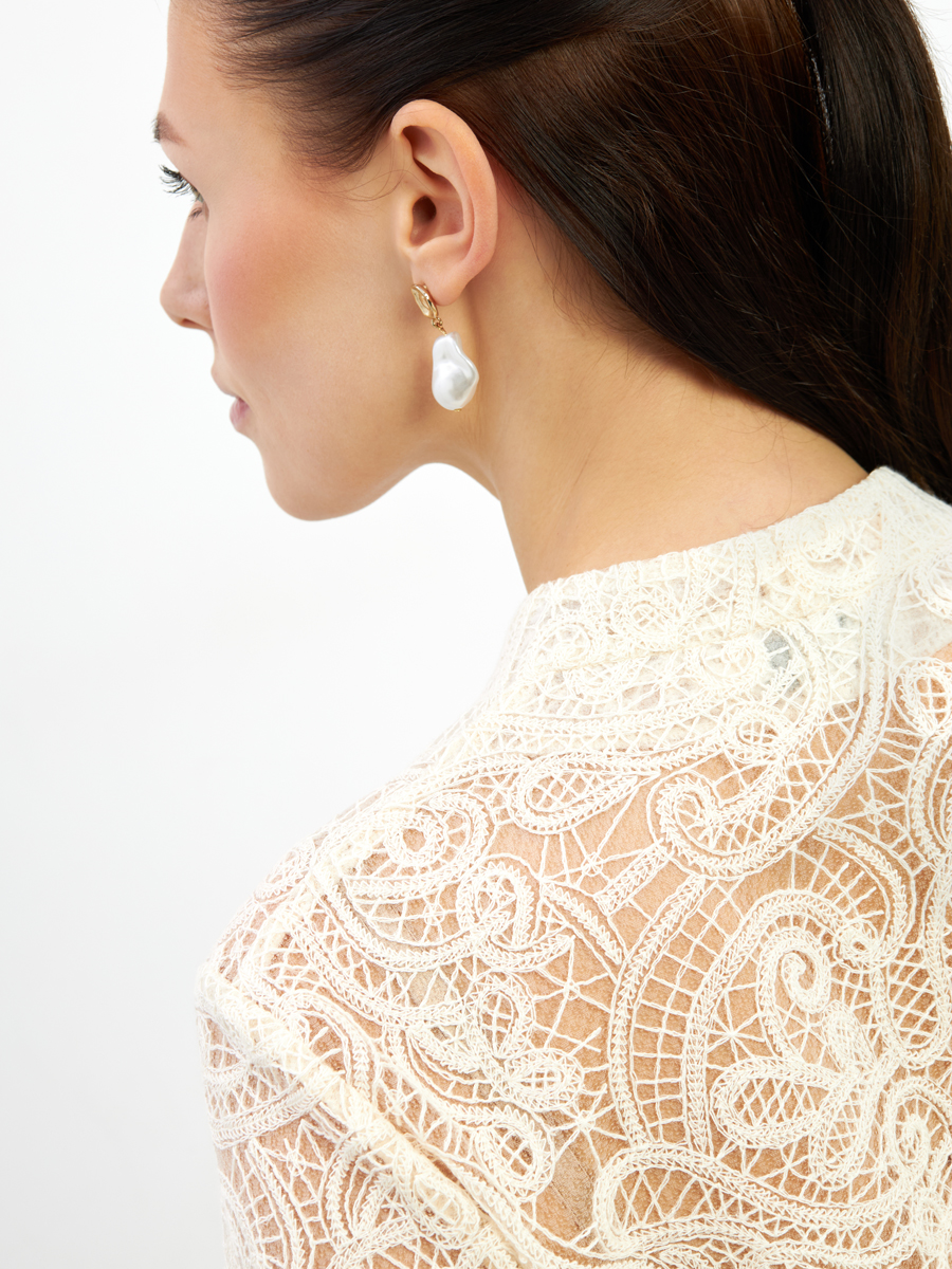 Блузка из кружева с баской и поясом, молочная