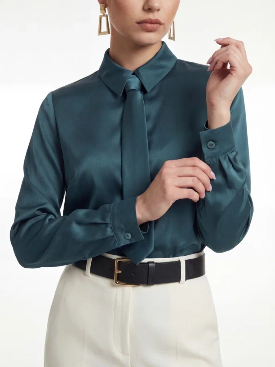 Атласная блузка с галстуком бутылочного цвета