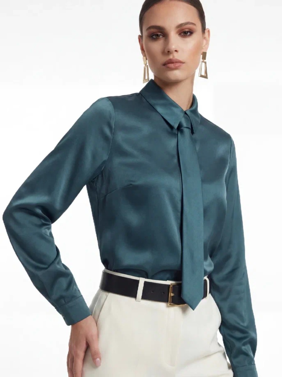 Атласная блузка с галстуком бутылочного цвета