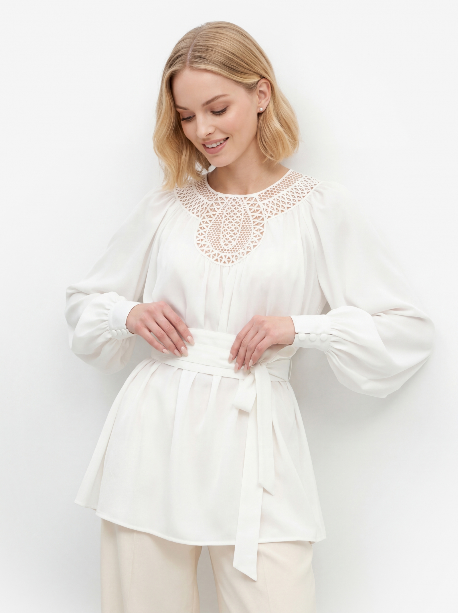 Блузка с кружевной вставкой и поясом-кушаком OD-1028-1 белый