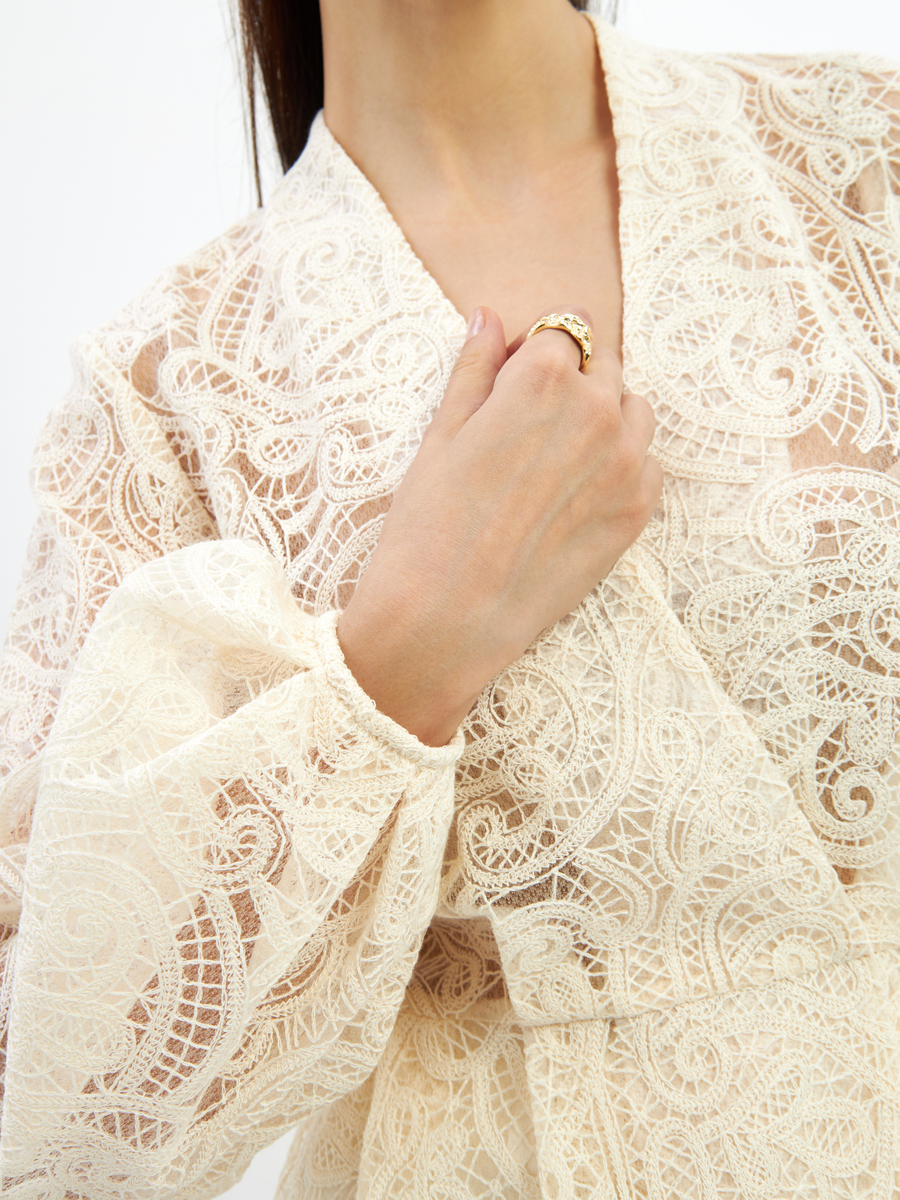 Блузка из кружева с баской и поясом, молочная