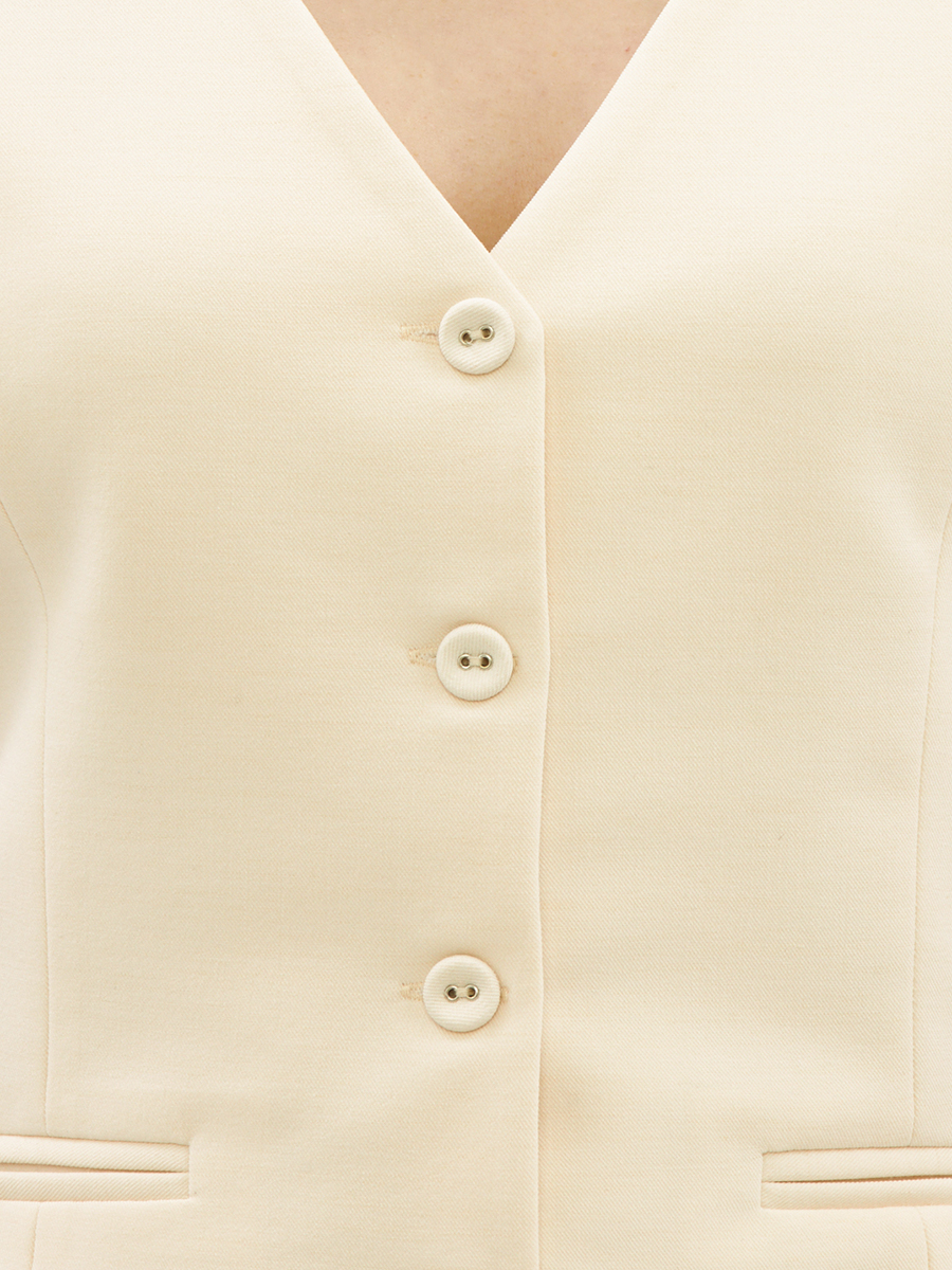 Жилет из костюмной ткани молочный