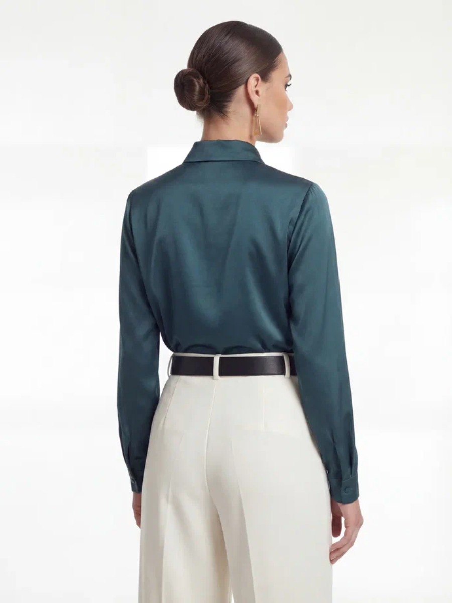 Атласная блузка с галстуком бутылочного цвета