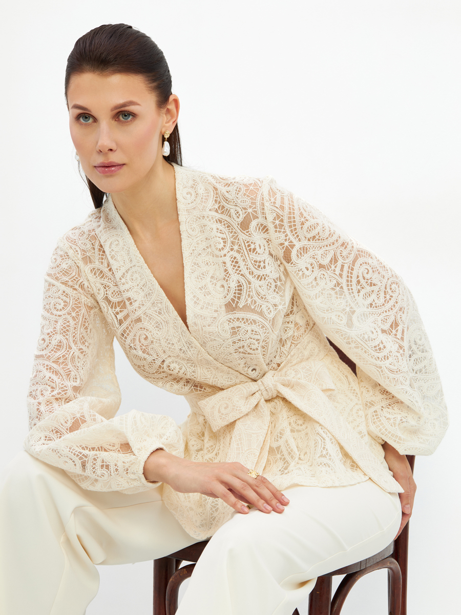Блузка из кружева с баской и поясом, молочная