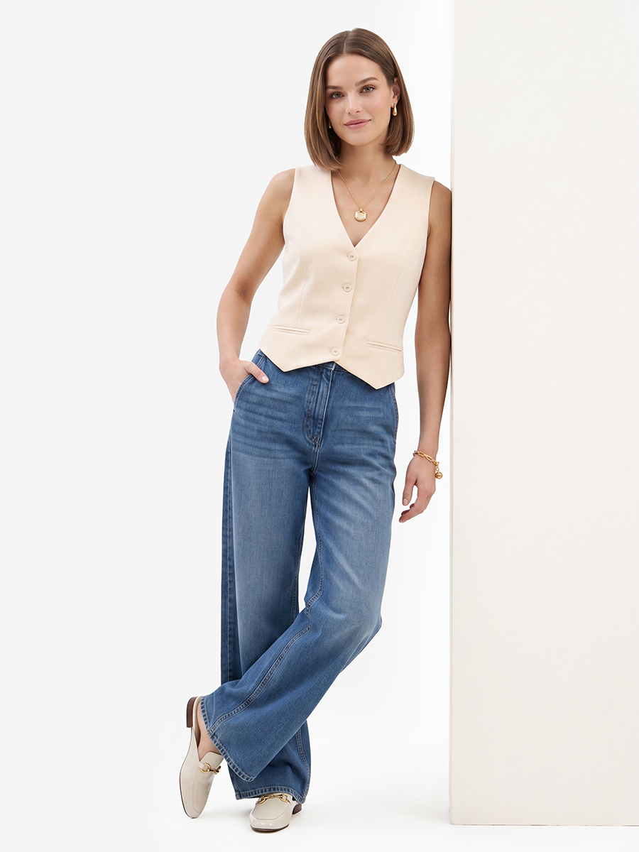 Жилет из костюмной ткани молочный