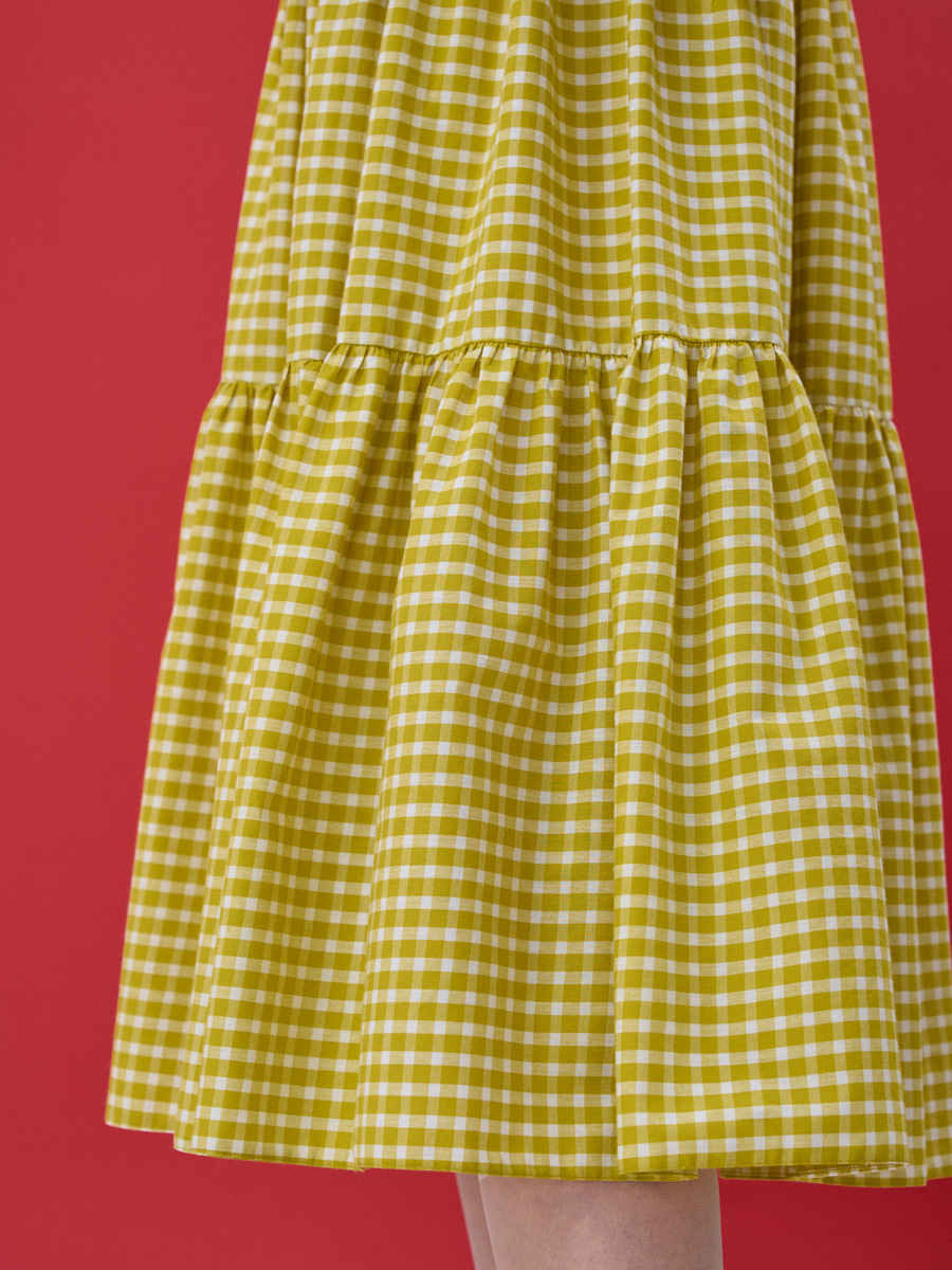 Платье с рукавами-буфами в желто-белую клетку