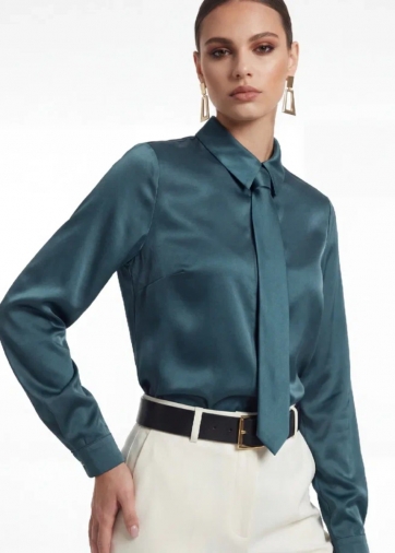 Атласная блузка с галстуком бутылочного цвета