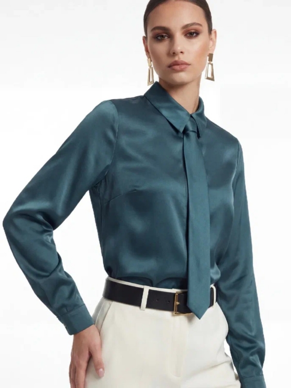 Атласная блузка с галстуком бутылочного цвета