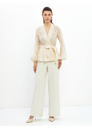 Блузка из кружева с баской и поясом, молочная