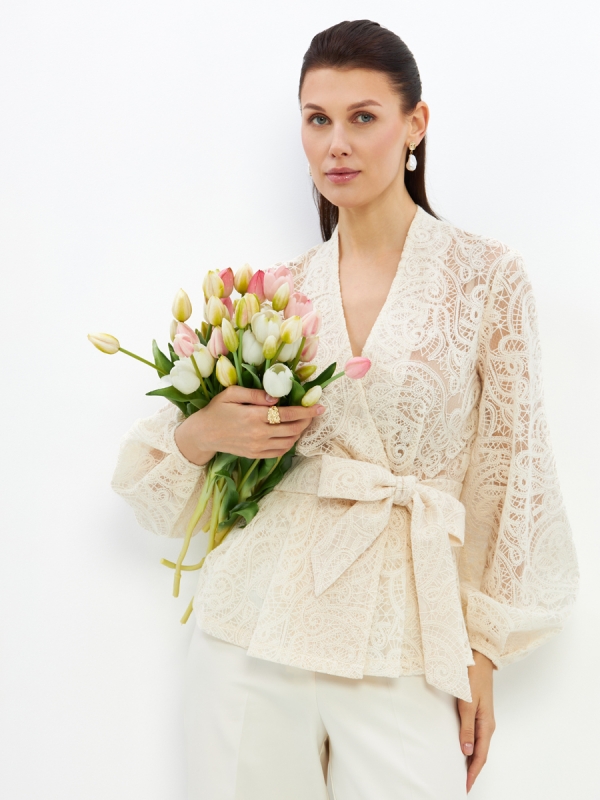 Блузка из кружева с баской и поясом, молочная