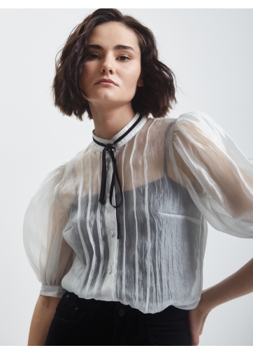 Блузка из органзы с воротником-стойкой и защипами